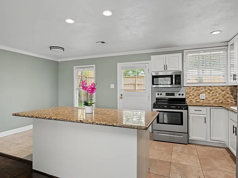 5202 Nina Lee Ln — Photo 6