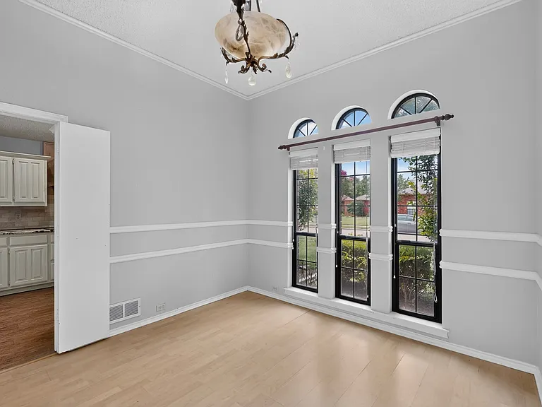 1207 Mistywood Ln — Photo 3