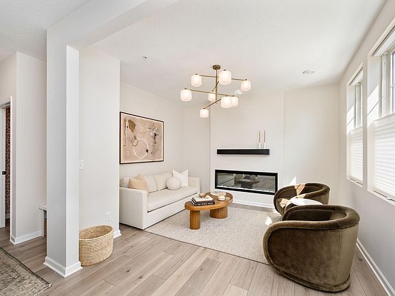 3rd image of 905 Woodlawn Ave