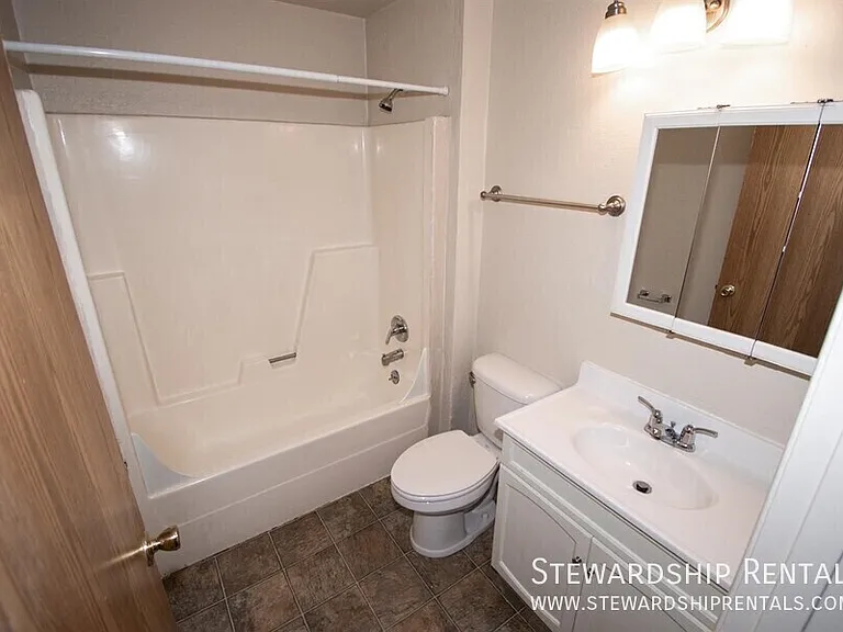 1355 Liberty St N #E — Photo 9
