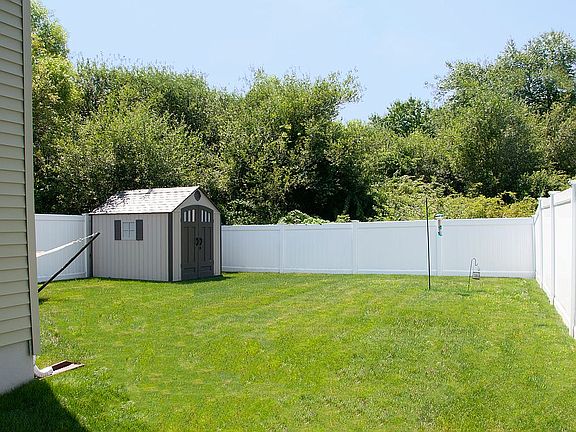 3rd image of 26 Lillian Dr