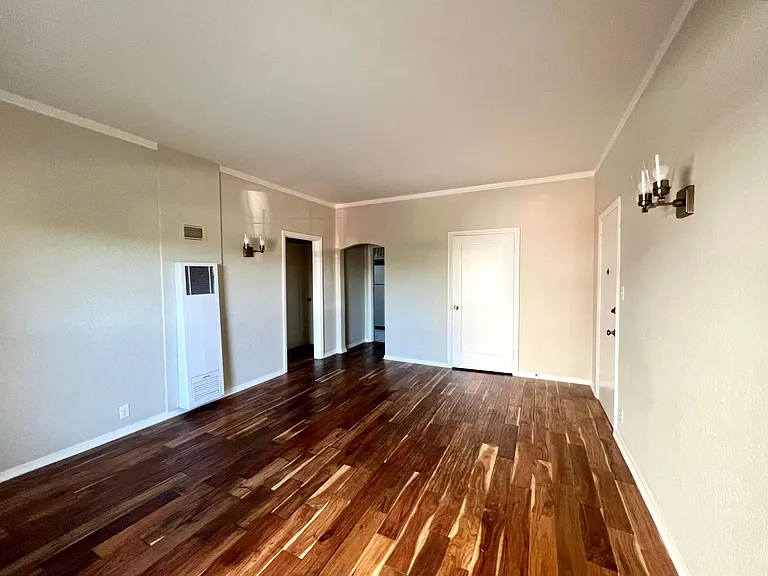 1426 N Edgemont St #10 — Photo 4