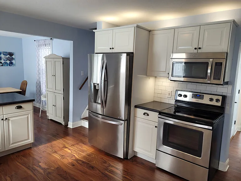 615 E Grove St — Photo 5