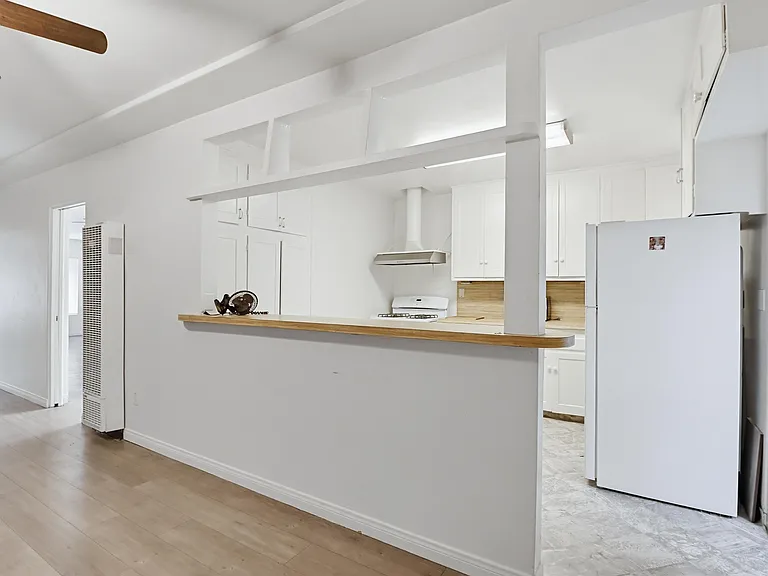 7872 Broadway — Photo 3