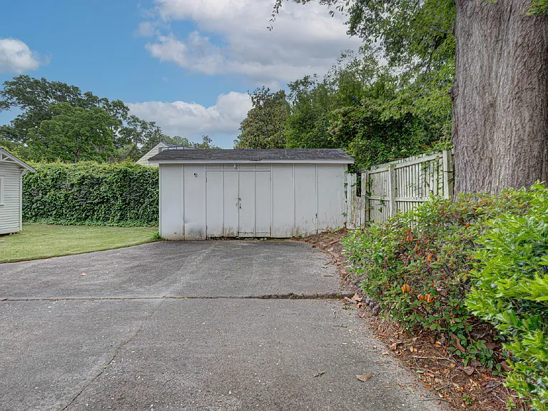 1702 Elmwood Dr — Photo 6
