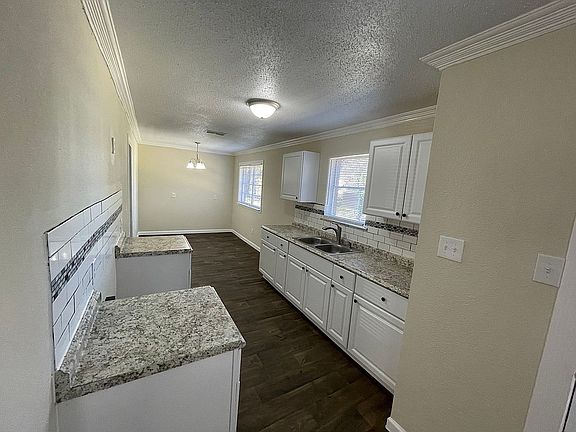 4th image of 620 Meadowcrest Dr