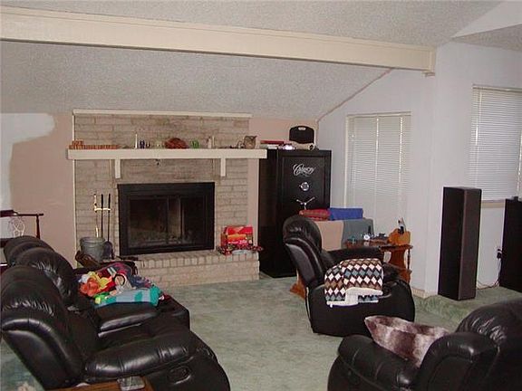 3rd image of 506 Meadowglen Dr