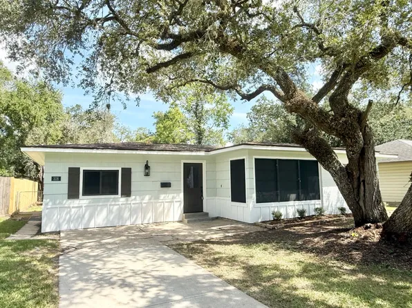 318 Caladium St, Lake Jackson, TX 77566