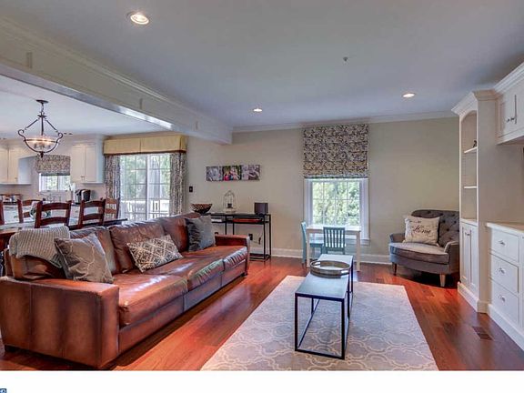 5th image of 2701 Charles Pl