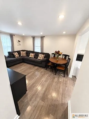 2 bed, 1.0 bath, 1584 sqft, $2,100 — Photo 2