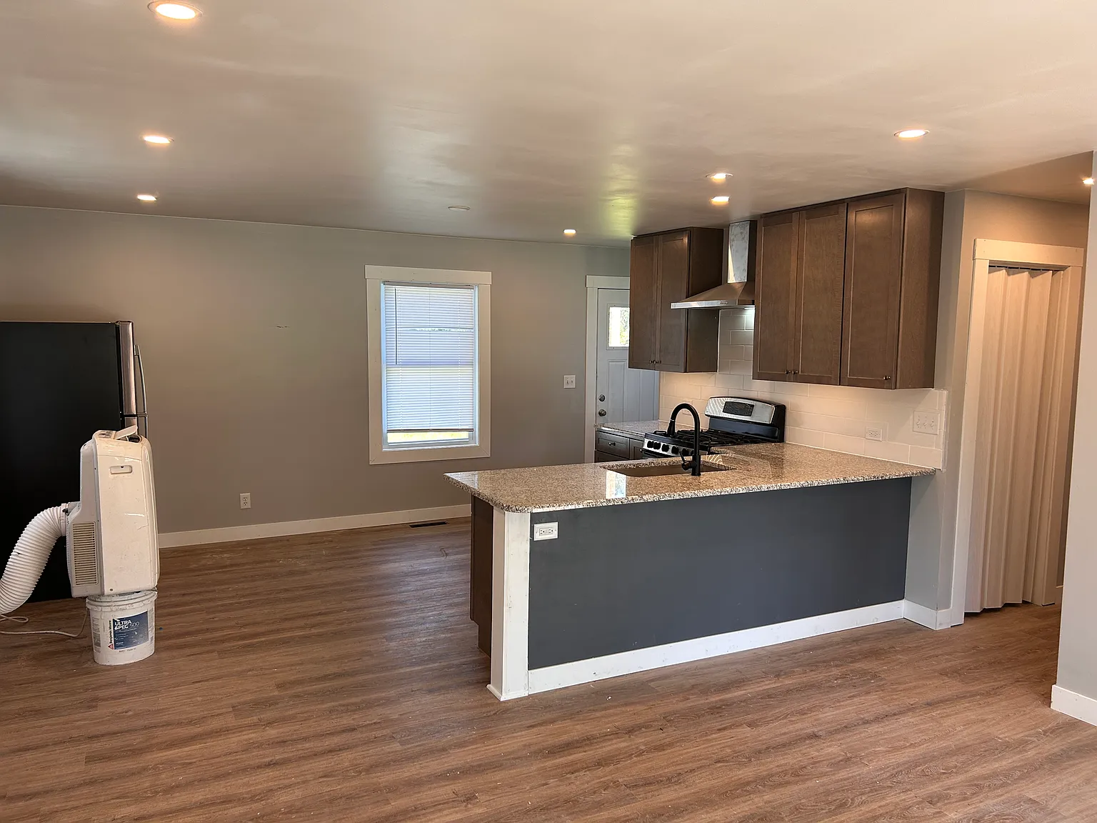 3 bed, 906 sqft, $2,100 — Photo 4