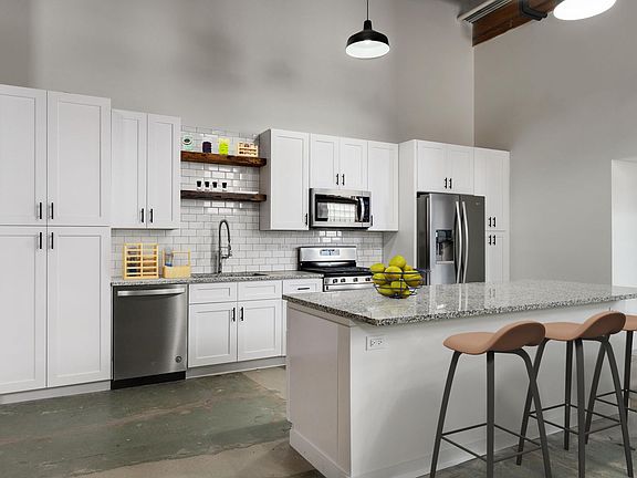 3rd image of 2015-21 W Race Ave #140