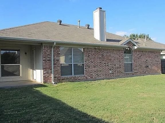 4th image of 1700 Farmington Dr
