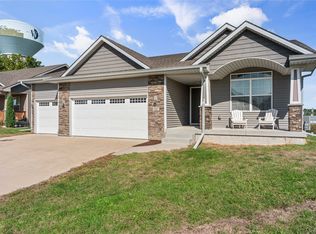 2147 SE Fox Valley Dr, West Des Moines, IA 50265