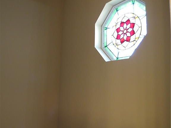 4th image of 12 Brookhollow Cir