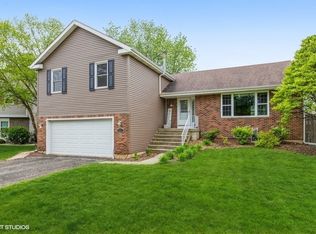 587 Crimson Dr, Crystal Lake, IL 60014