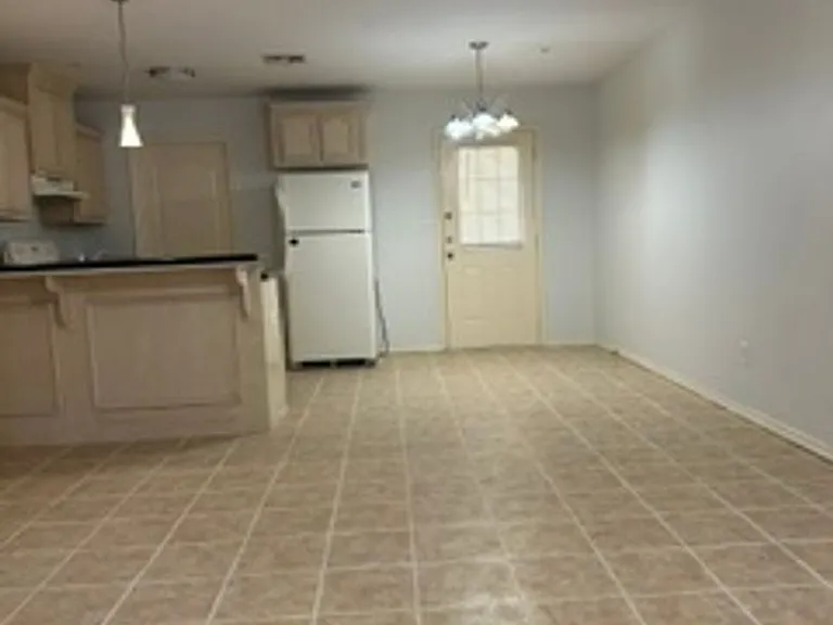 102 S 48th Ln — Photo 3