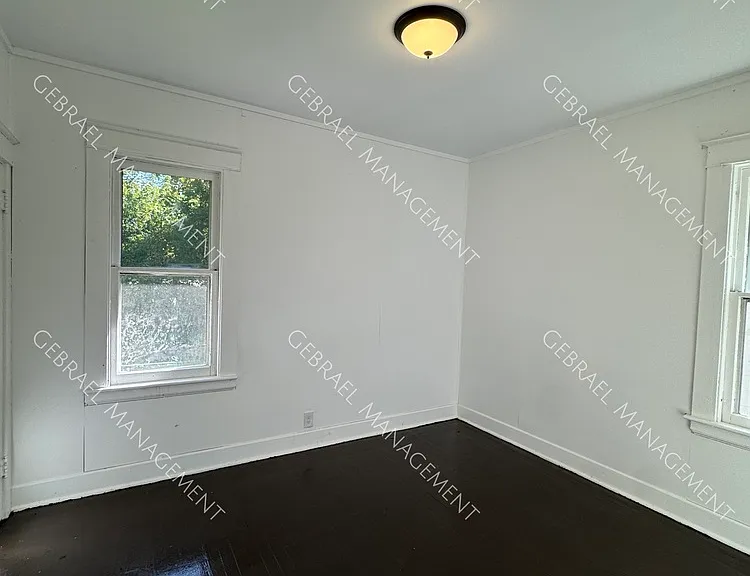 1922 Benjamin St — Photo 20