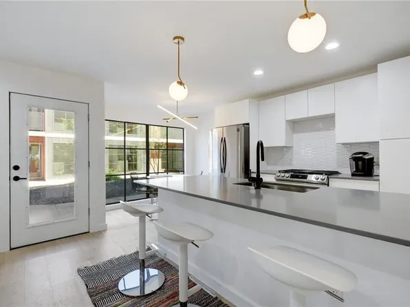 400 E 30th St APT 204, Austin, TX 78705