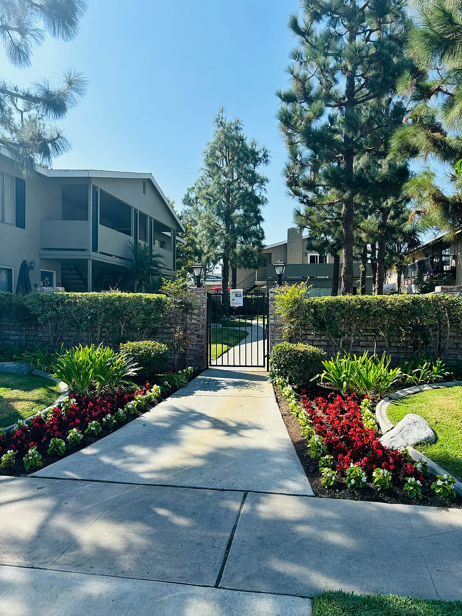 Building Photo - PARK ROYAL MANOR