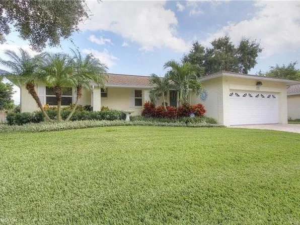 5835 Tanglewood Dr NE, Saint Petersburg, FL 33703