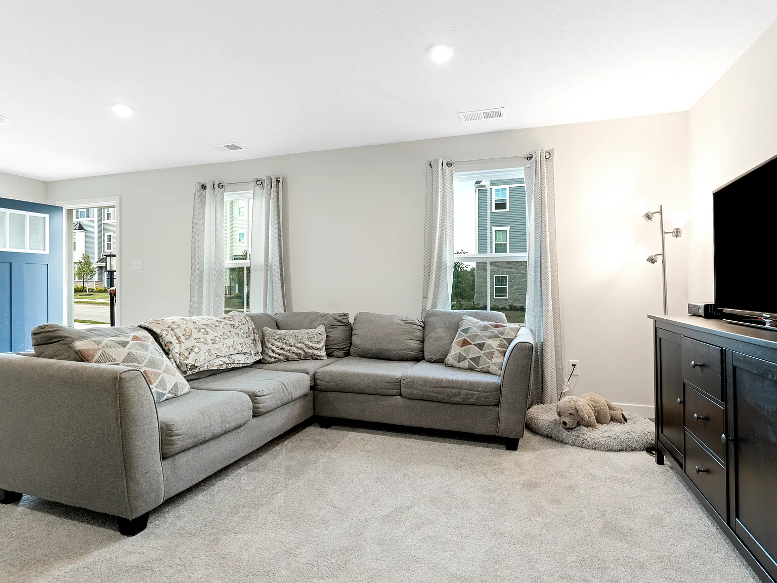 3 bed, 2128 sqft, $2,800 — Photo 2