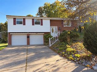 302 Castle Dr, West Mifflin, PA 15122