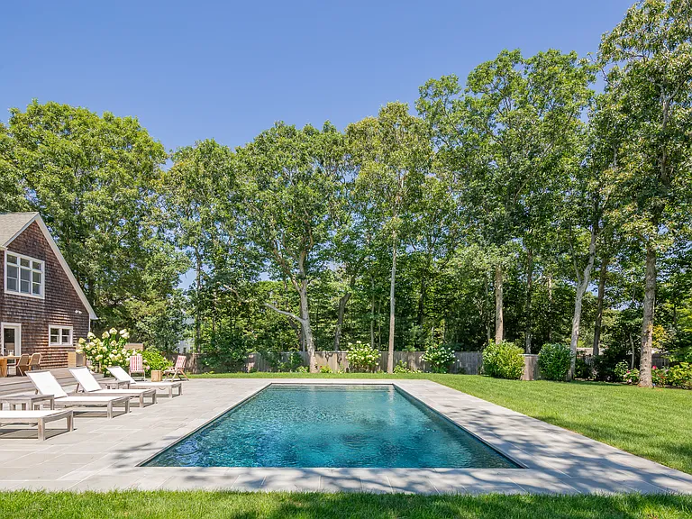 Runnymeade Dr — Photo 2
