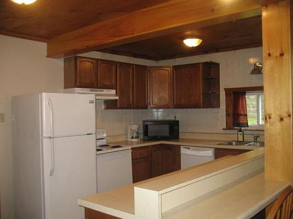 5th image of 584 Washington St