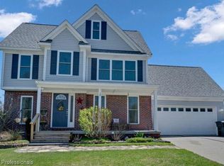 360 Courtneys Pl, Lapeer, MI 48446