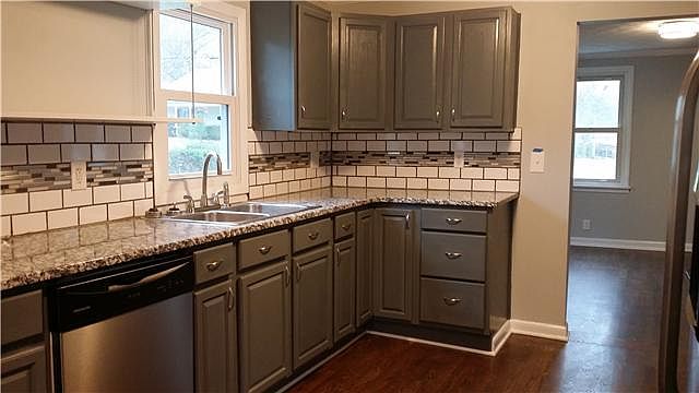 2nd image of 512 Lovell St