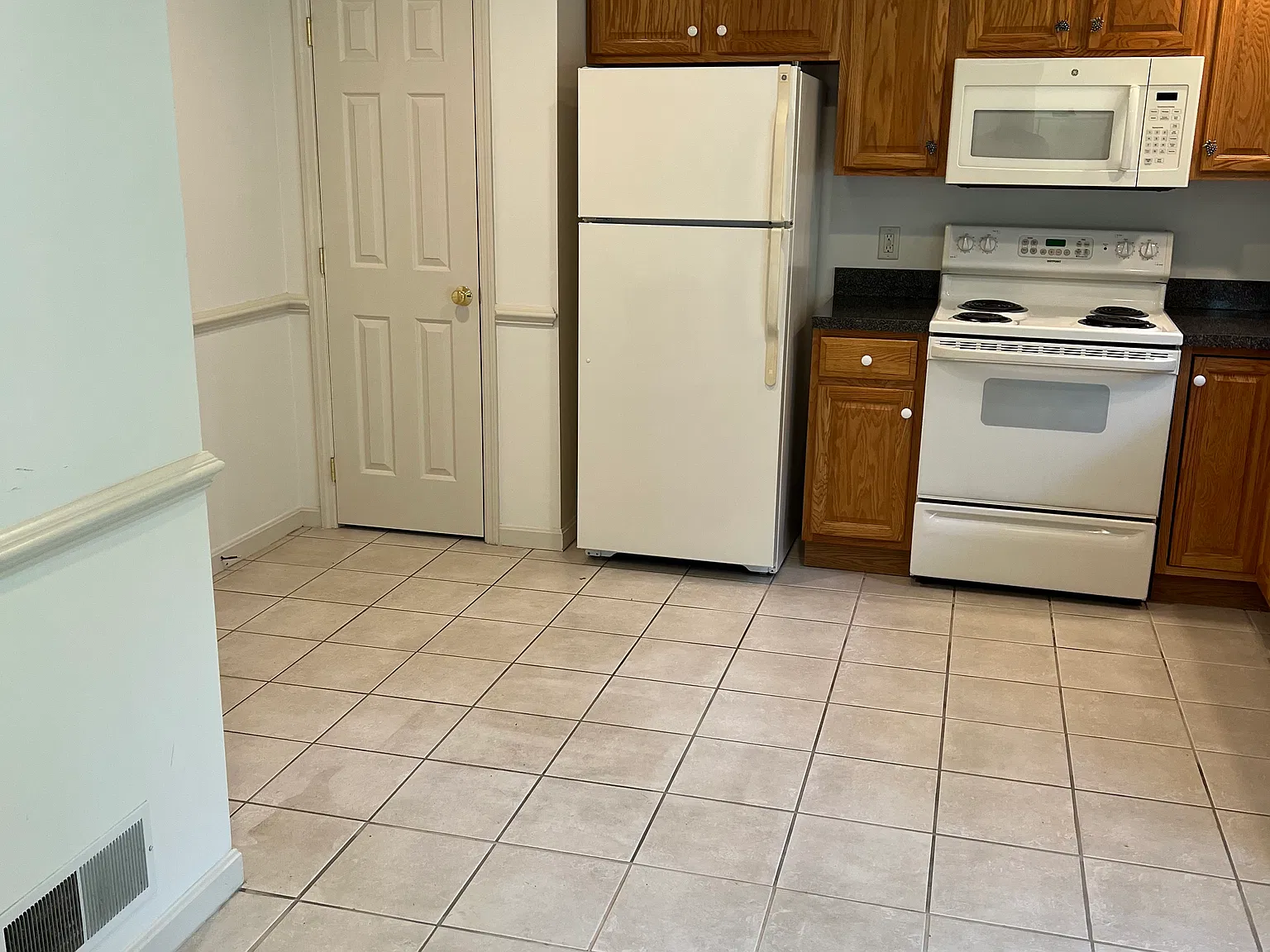 3 bed, 2.5 bath, 1350 sqft, $1,650 — Photo 4