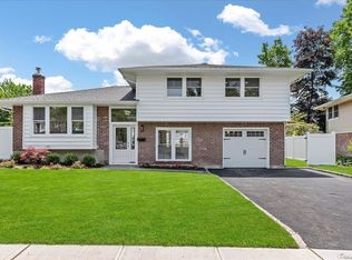 9 Devonshire Ct, Plainview, NY 11803
