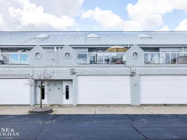 36 Evergreen Dr, Harrison Township, MI 48045