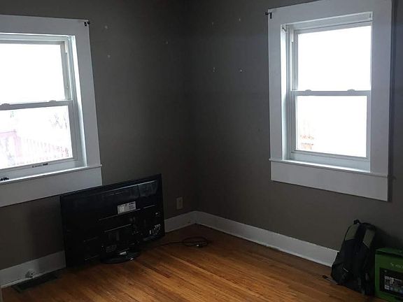 3rd image of 633 Emerson Dr