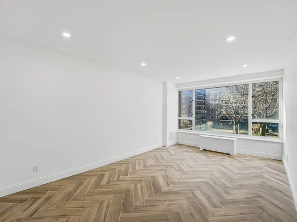 166-25 Powells Cove Boulevard image 17 of 31