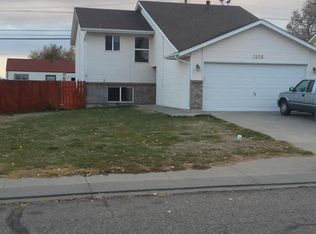3206 Gem Dr, Pueblo, CO 81005