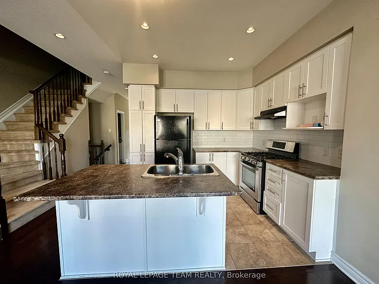 940 Cobble Hill Dr — Photo 4