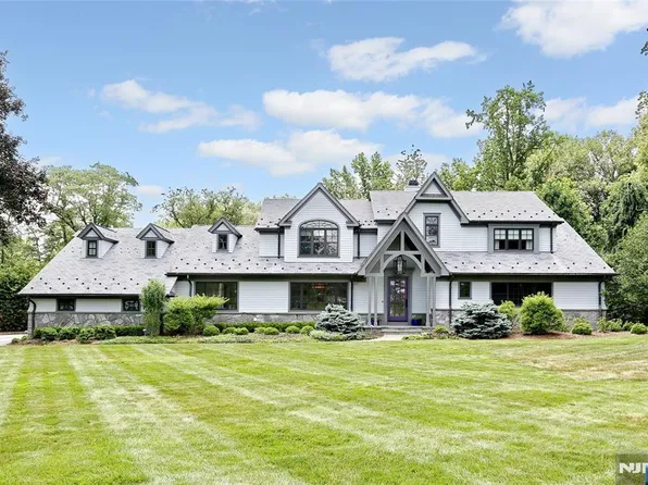 24 Holly Dr, Upper Saddle River, NJ 07458
