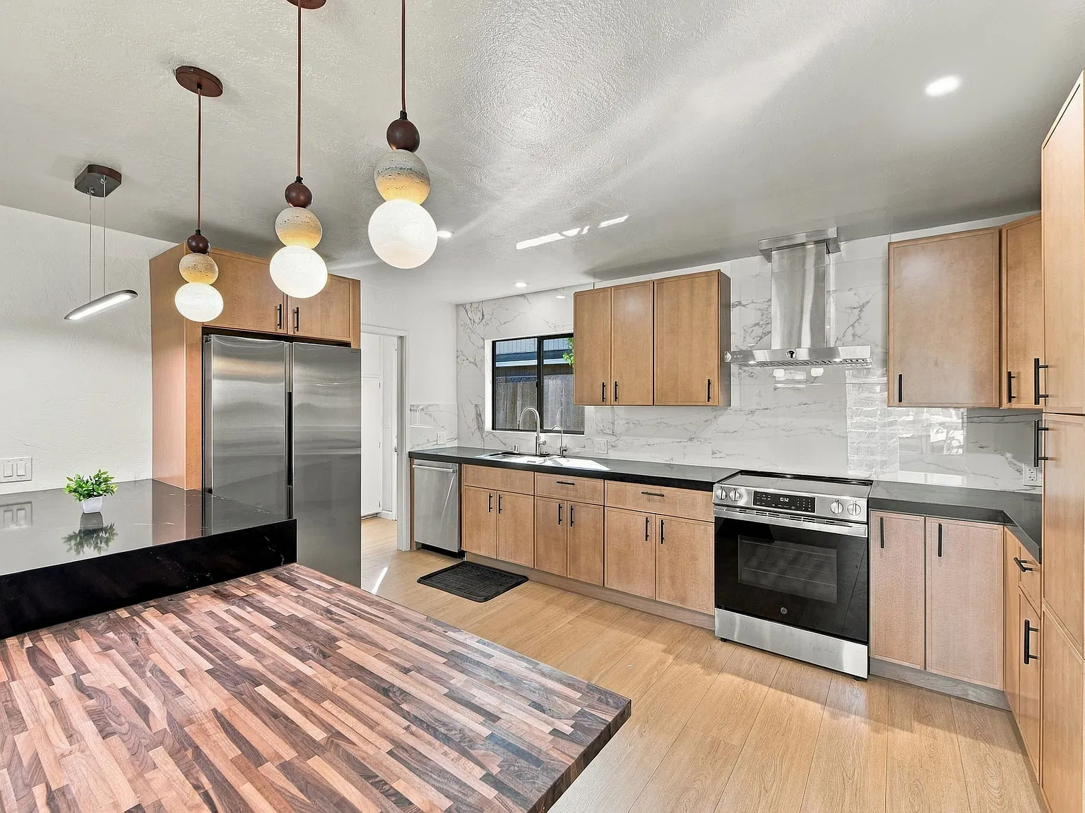 4 bed, 1502 sqft, $6,200 — Photo 4