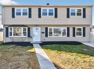 28 Candle Ln, Levittown, NY 11756