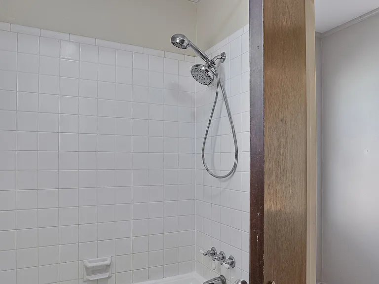 1554 Westbury Dr — Photo 17
