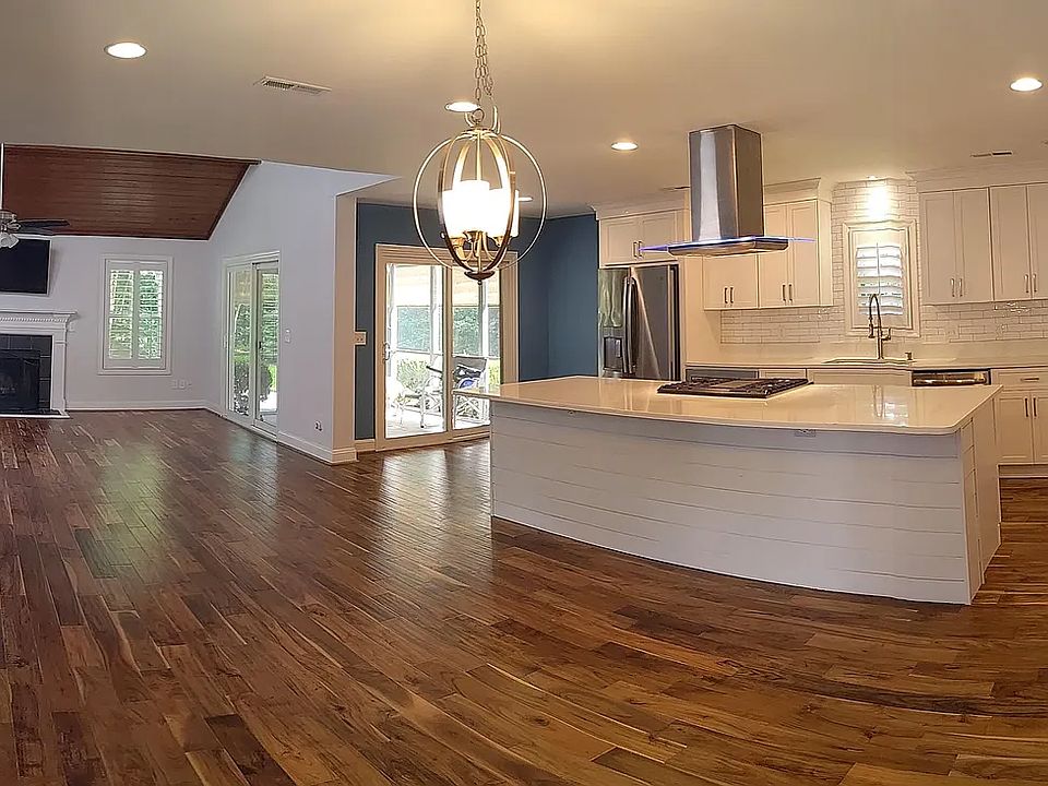 open floor plan kitchen/dining/living room