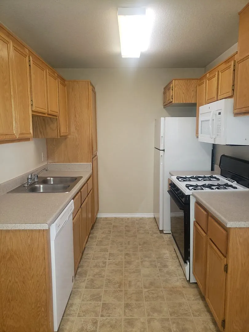 4730 E Craig Rd — Photo 2