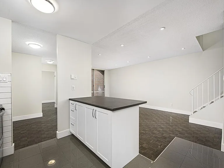 7280 Darcel Ave — Photo 1