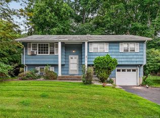 794 Brookridge Dr, Valley Cottage, NY 10989
