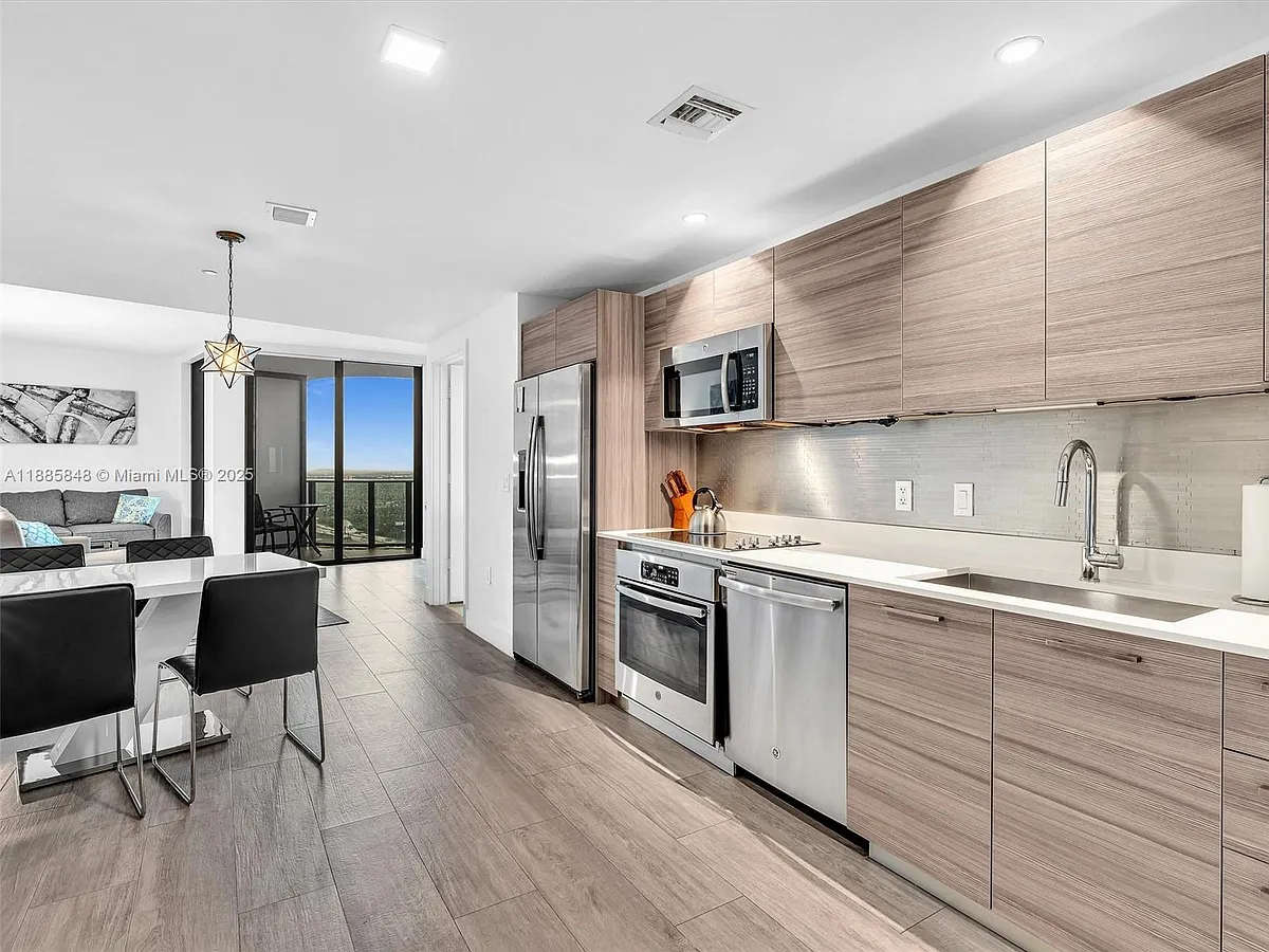 Building Photo - 121 NE 34th St #3114