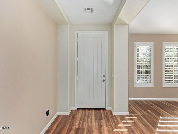 5th image of 3426 W WARREN Drive