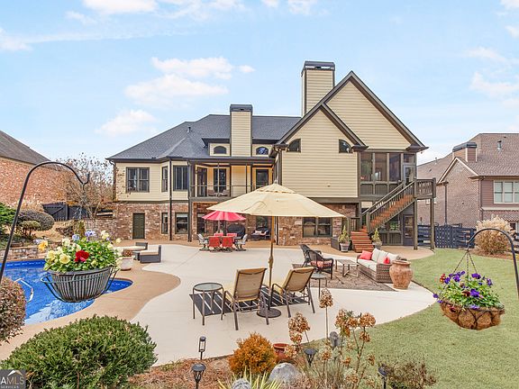 3rd image of 154 Gold Leaf Trl