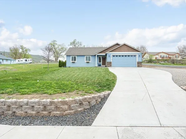 805 W 13th St, Benton City, WA 99320